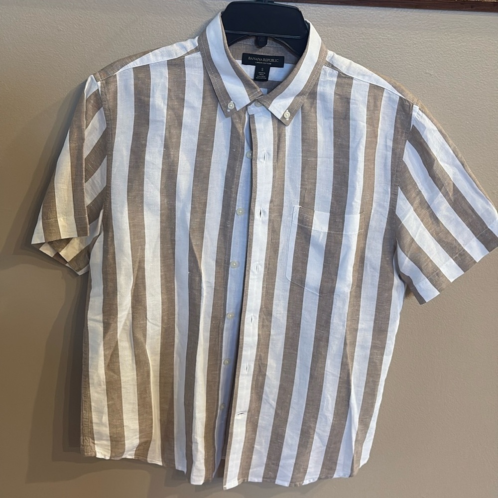 Banana Republic men’s stripe button downn casual camp shirt short sleeve beige S